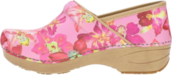 Dansko_XP_2.0_Clog-removebg-preview.png